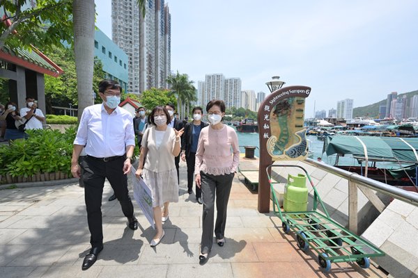 特首訪黃竹坑鴨脷洲