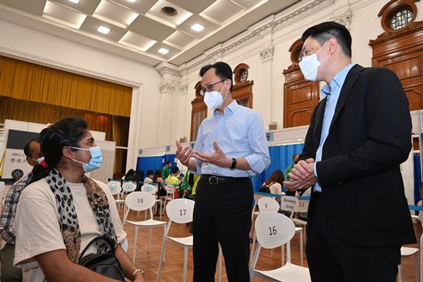 聶德權感謝港大疫苗接種中心團隊