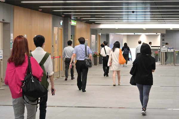 當局通盤考慮公務員薪酬調整