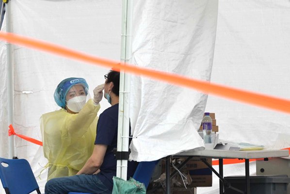 東涌海堤灣畔13人違強檢公告