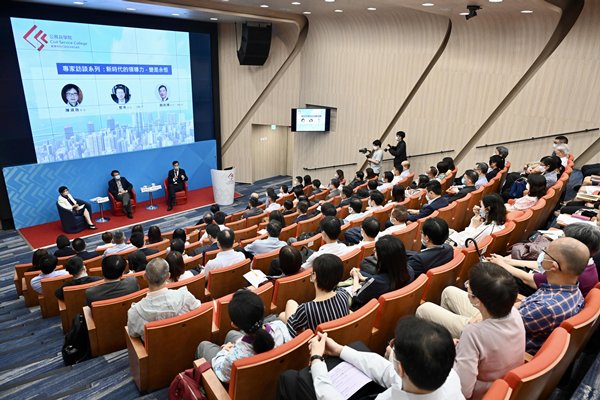 約百公務員出席專家系列座談會