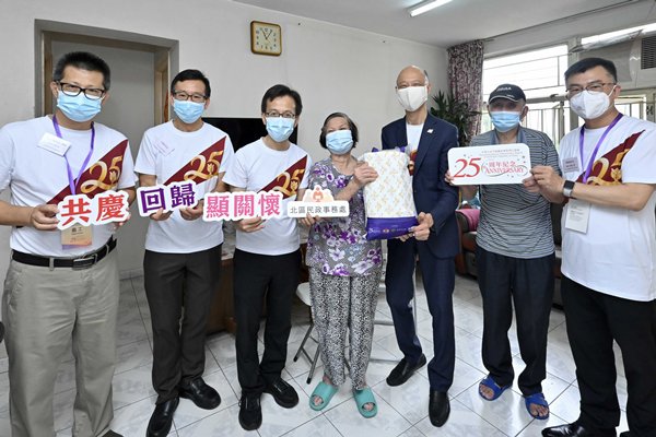三局長落區與市民共慶回歸