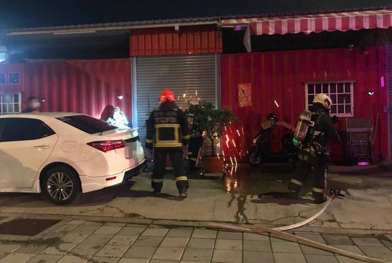 行動電源充電自燃？台中檳榔攤貨櫃屋暗夜起火