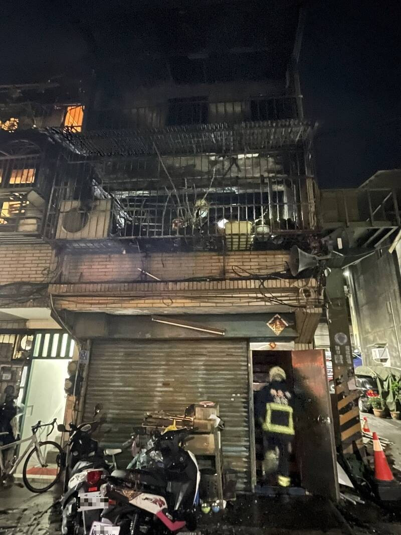三重凌晨惡火2死1傷-女兒逃出後重返火場-救不回老父與愛子
