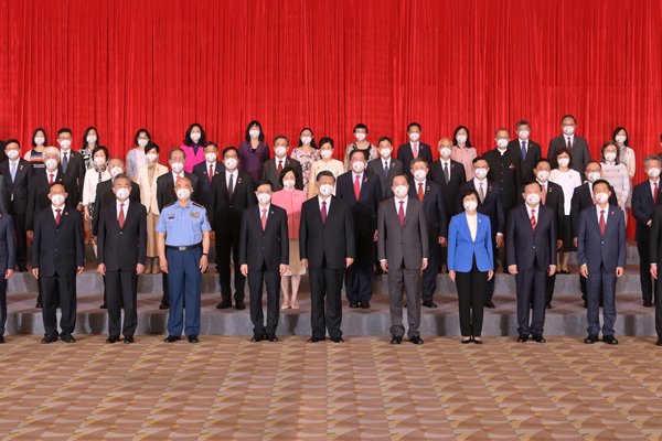 習近平會見新任特首與官員