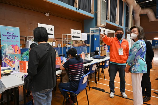 楊何蓓茵視察新冠疫苗接種服務