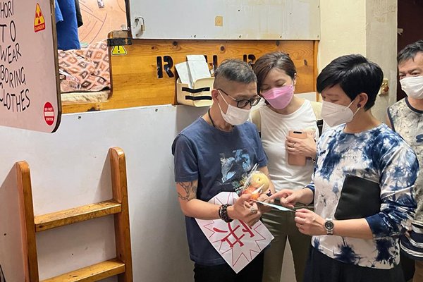何詠賢走訪基層家庭