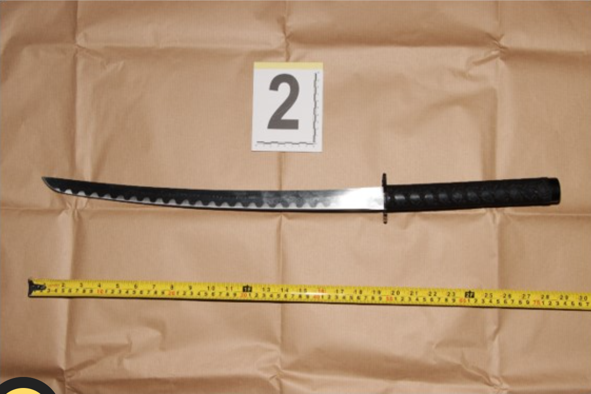 男子涉嫌使用武士刀在街上追趕某人後被指控