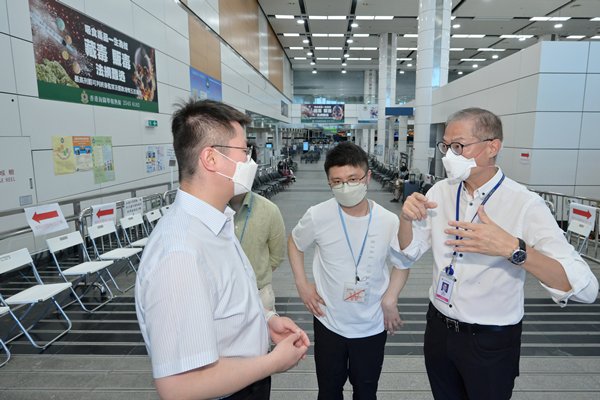 盧寵茂視察深圳灣口岸檢測流程
