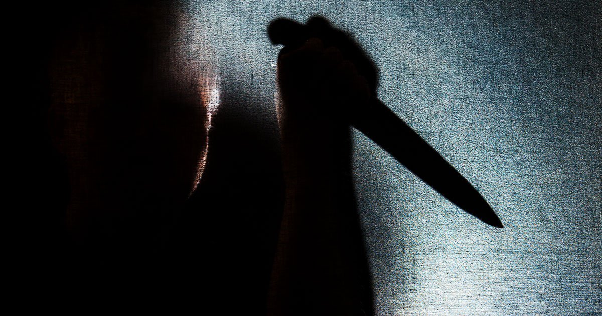 武裝的房主用刀來保護自己免受入侵者的傷害，他們說：“你必須殺了我。”