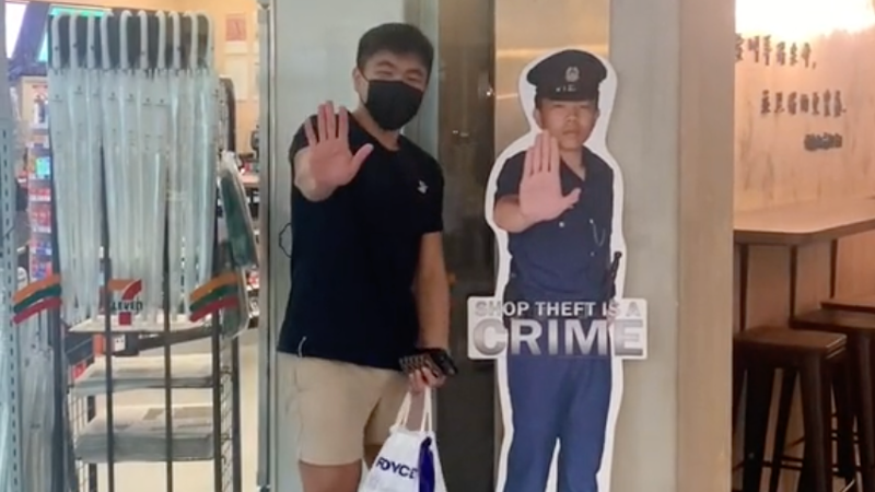 新加坡開玩笑的人用定制的警察站來惡作劇朋友(視頻)