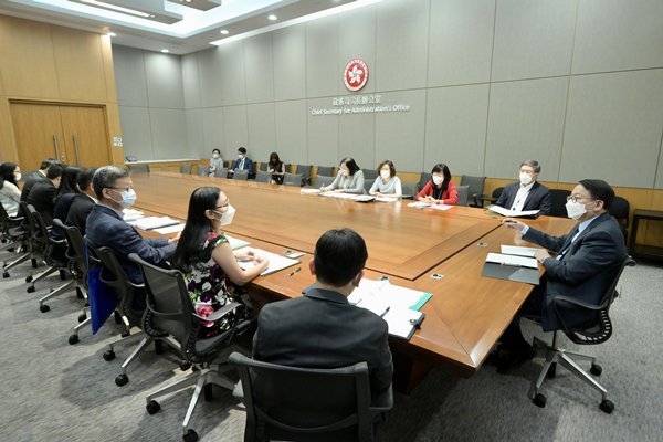 弱勢學生脫貧小組召開首次會議