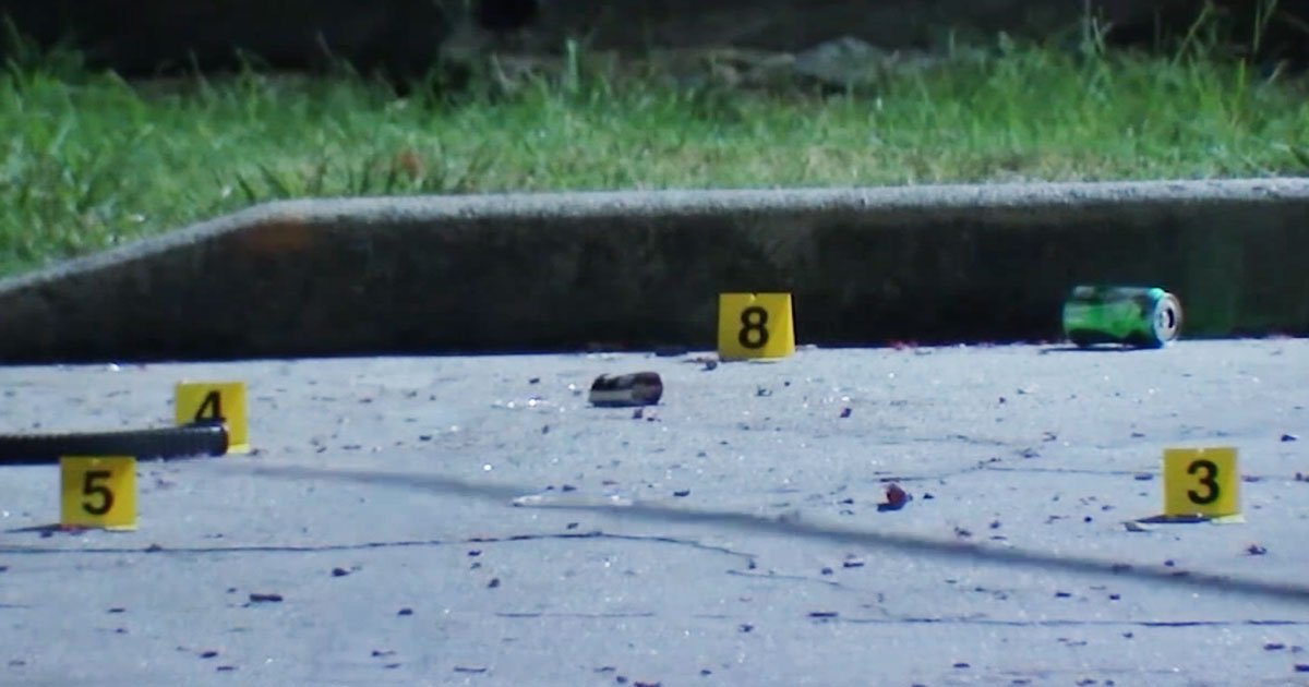 武裝公民開槍射擊站在母親身旁的-22-歲男子