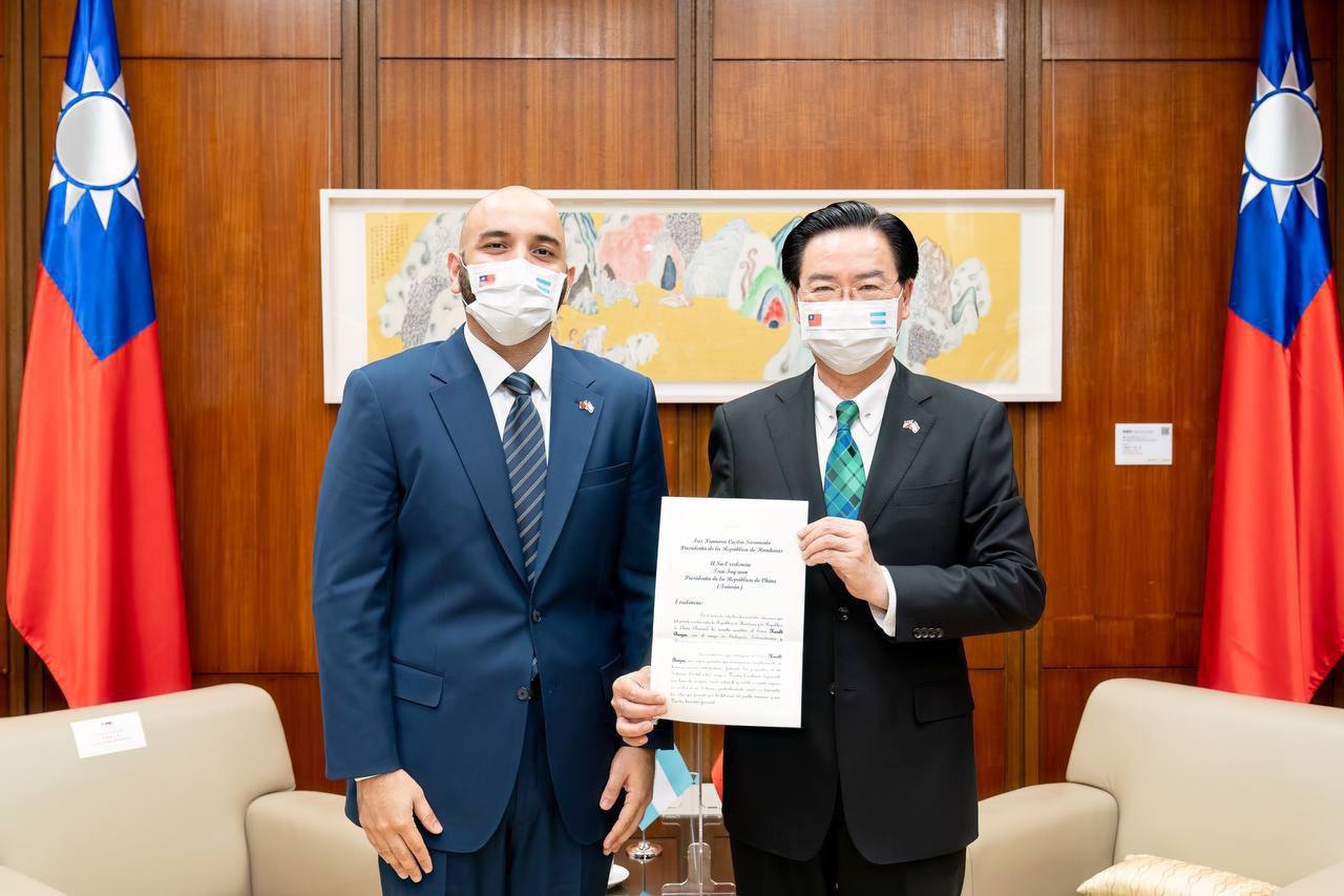 外交部吳部長接受洪都拉斯大使遞交國書副本