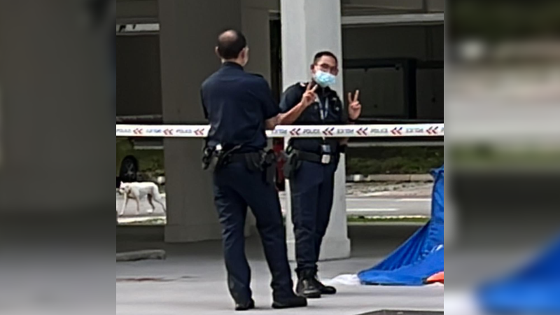 yikes：新加坡警察涉嫌在屍體旁邊擺姿勢不當