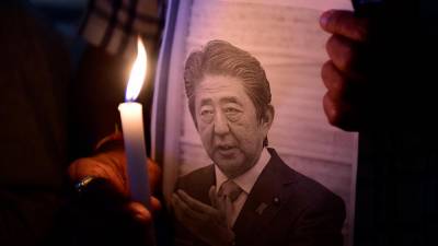 日本前首相安倍蒼白無力，現場醫生祈求奇蹟
