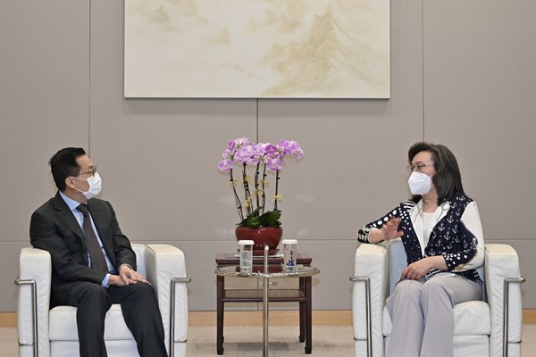 楊美妍會見新加坡公務員局長