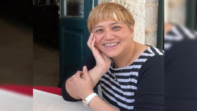 在英國受審的新加坡男子據稱跪在妻子身上並用枕頭悶死她
