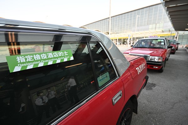 約六千人乘指定檢疫酒店的士