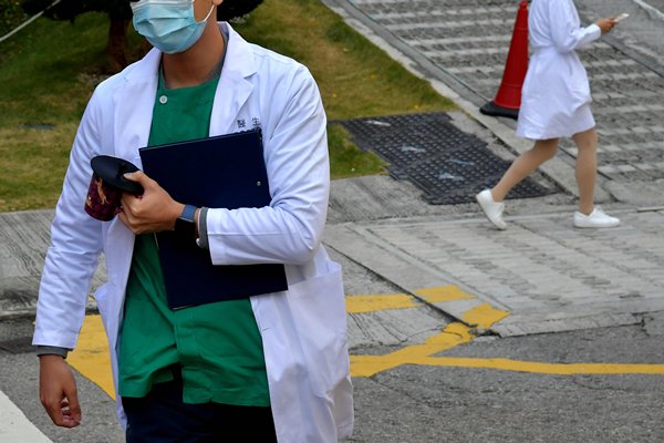 逾七千六人確診-公院現感染群組