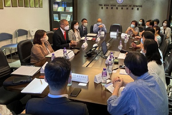 盧寵茂晤護理專科學院成員