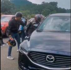 警方正在調查騎自行車的人在緊急車道上斥責駕駛者的病毒視頻