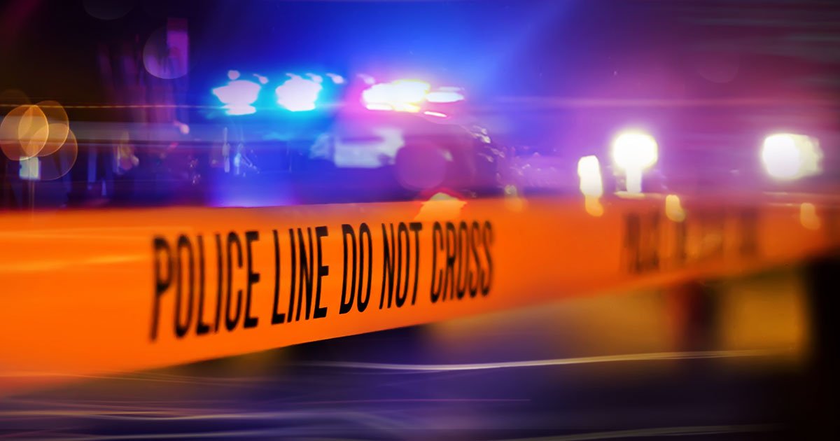 隱蔽的搬運工射殺回家後向他衝鋒的竊賊