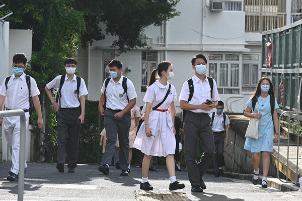 李家超鼓勵中學生說好香港故事