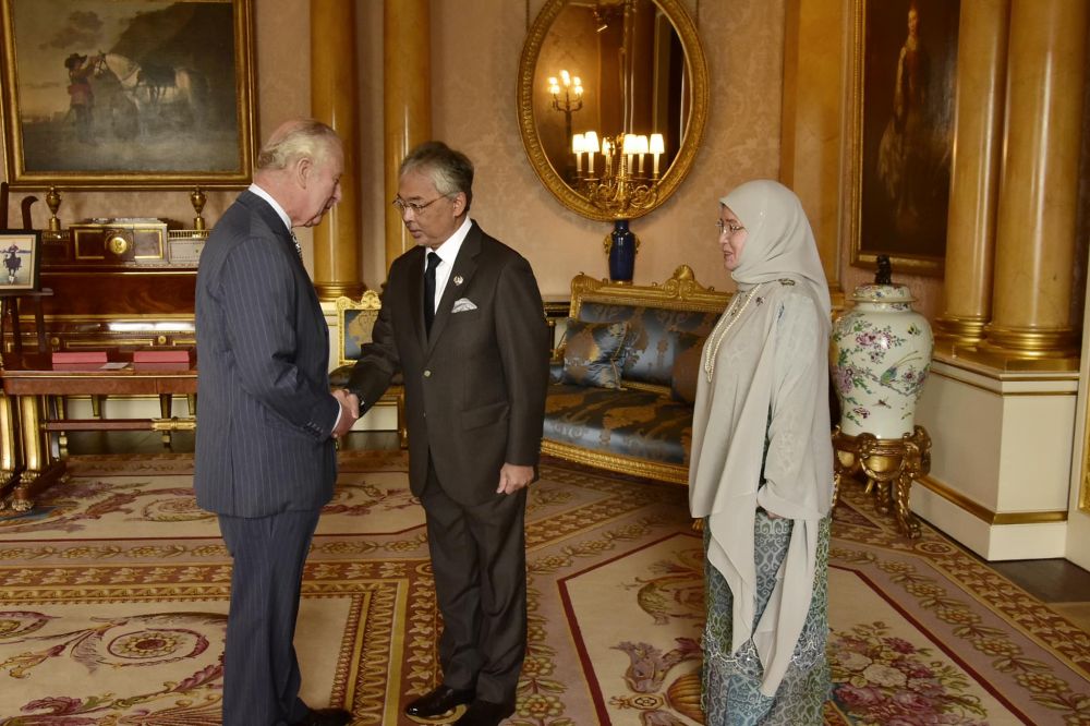 agong,-raja-permaisuri-禮節性拜訪國王查理三世