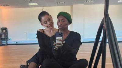 ariana-grande-分享-wicked-排練的圖片