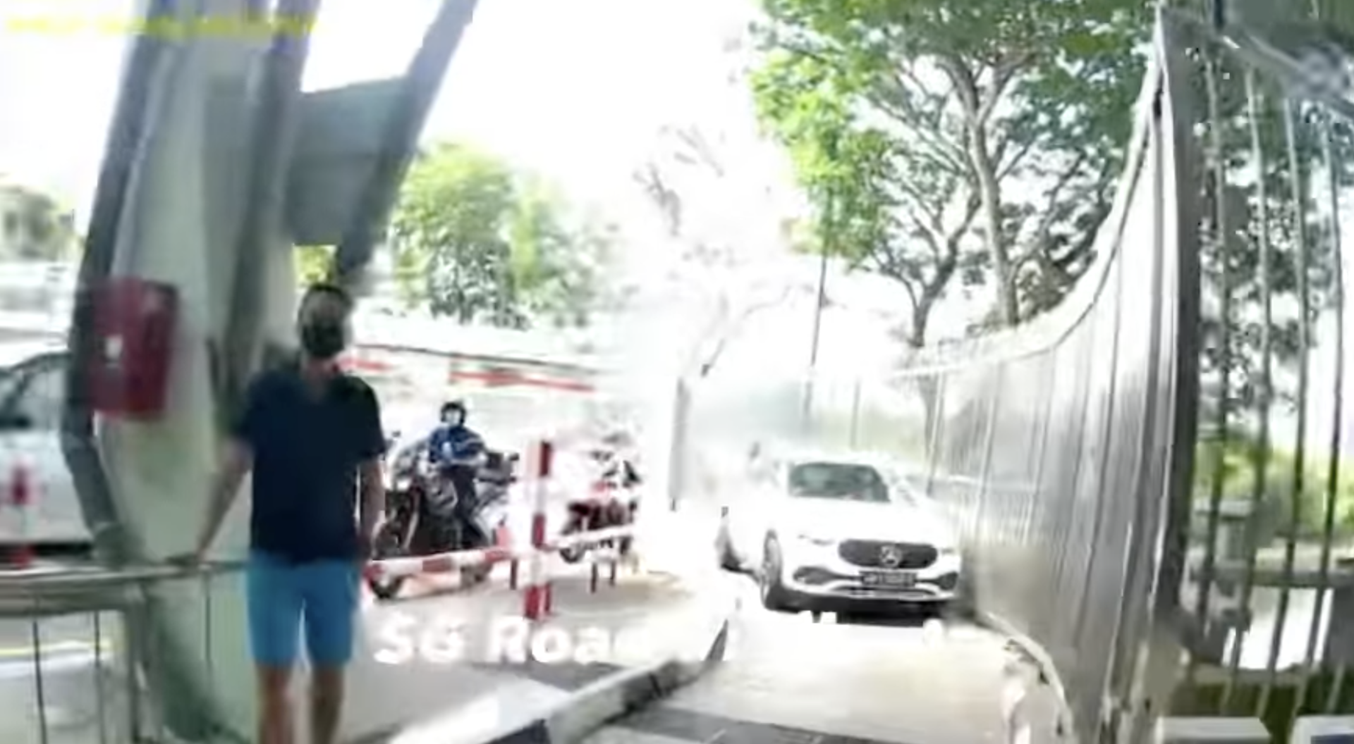 摩托車道上的“菩提”梅賽德斯司機在兀蘭檢查站反擊小侮辱(視頻)