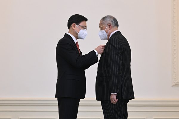 行政長官向148人頒發榮譽證書