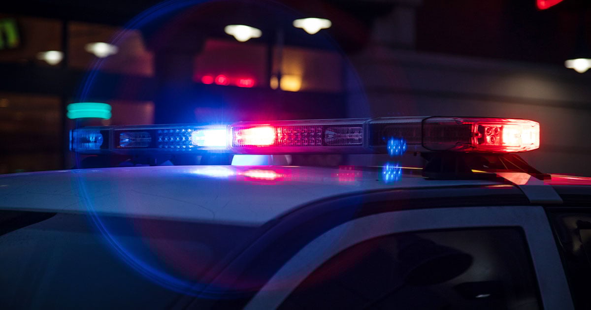 隱蔽的航母射中四名攻擊者中的三名，造成兩人死亡