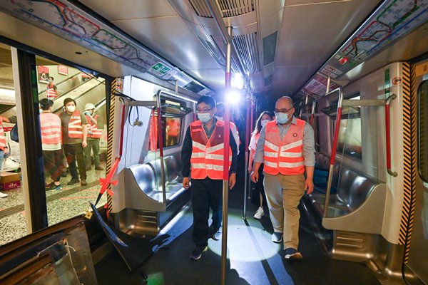 政府責成港鐵調查車門脫落事故