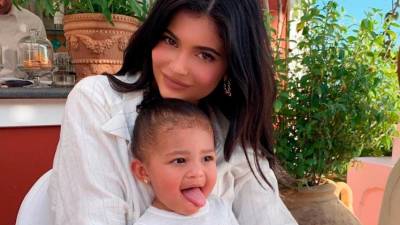凱莉·詹納-(kylie-jenner)-開玩笑說她什麼時候會透露兒子的新名字