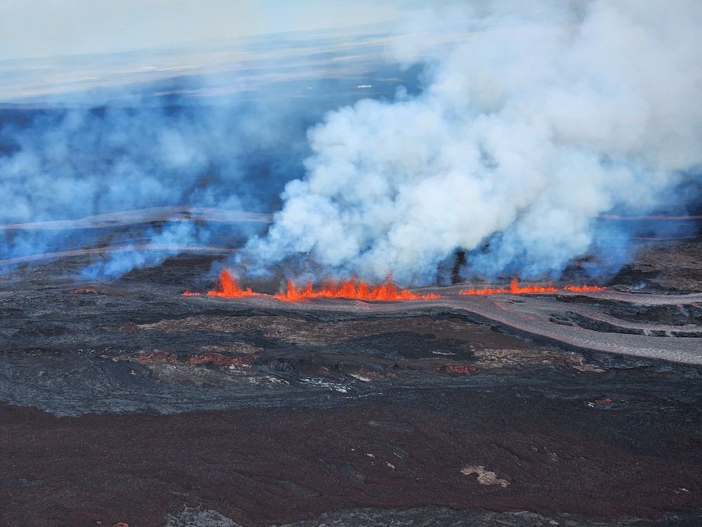 夏威夷火山噴出60米高的熔岩噴泉