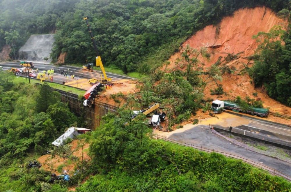 山體滑坡摧毀巴西高速公路-2人死亡數十人失踪