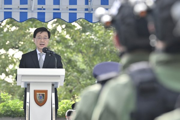 李家超檢閱入境處結業學員