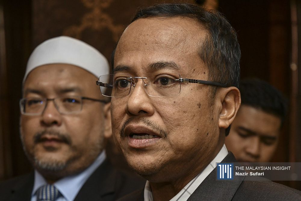 登嘉樓-mb-在強烈抗議中從國外度假返回