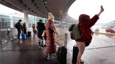 航空公司在冬季風暴中取消了近-2,000-個美國航班
