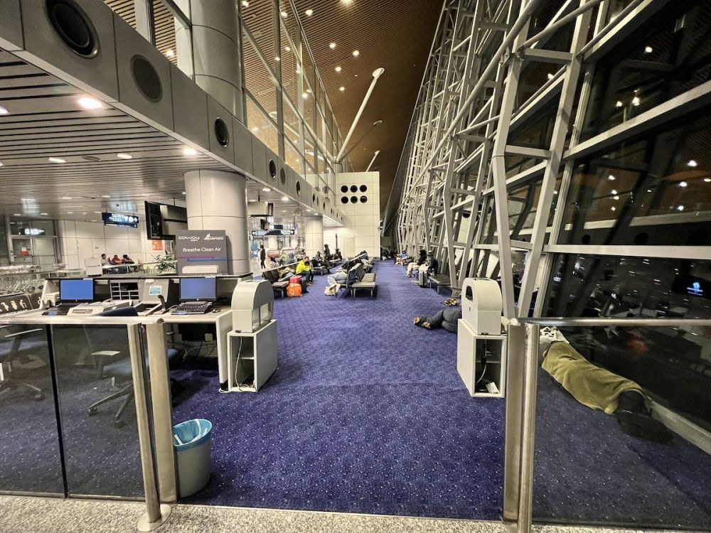 道歉，彌補滯留旅客，安東尼洛克告訴蠟染航空公司