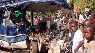 烏干達北部公共汽車撞上卡車-16人死亡