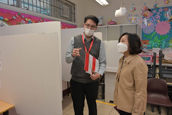 麥美娟巡視村代表選舉投票站