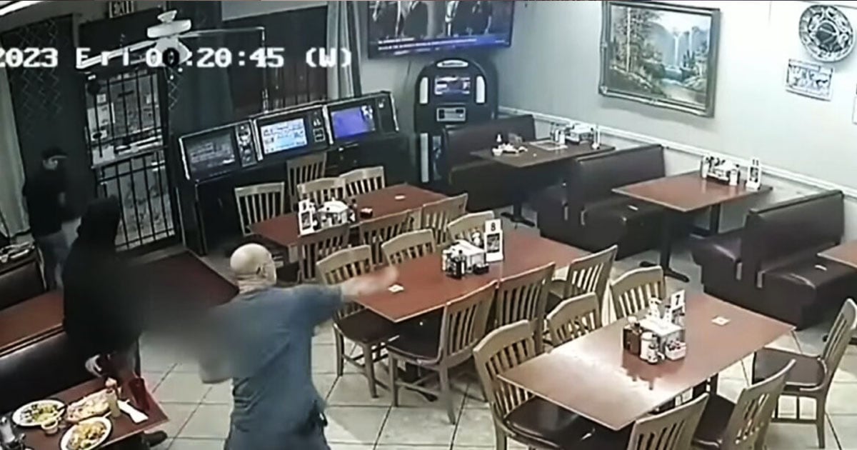 擴展視頻顯示了武裝客戶在用假槍射殺劫匪後的行為