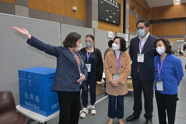 麥美娟巡視街坊代表選舉投票站