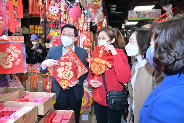李家超視察葵青區及維園年宵市場