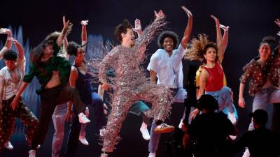 harry-styles-的即興表演格萊美表演混亂