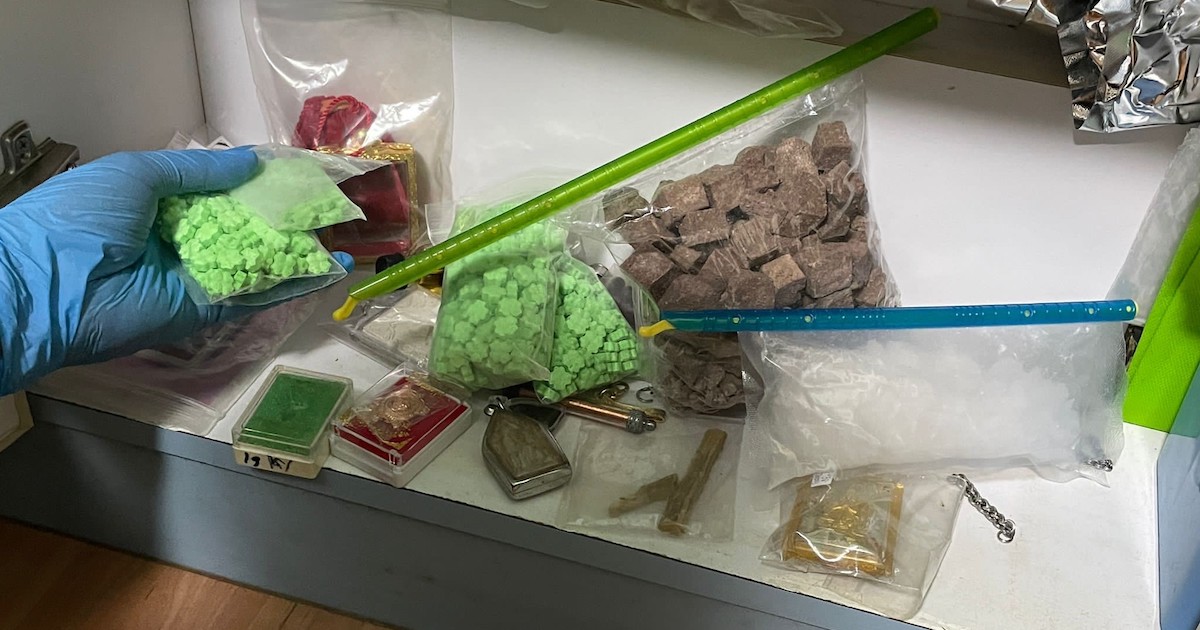 新加坡梅賽德斯司機在家中查獲價值-182,000-美元的毒品後被捕