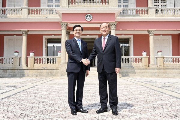 李家超訪問澳門會見何以誠