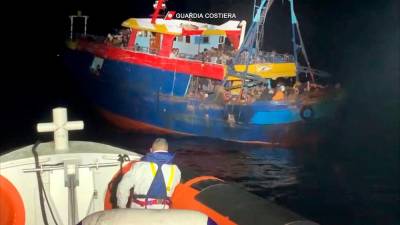 意大利海岸警衛隊為拯救海上數千名移民而戰